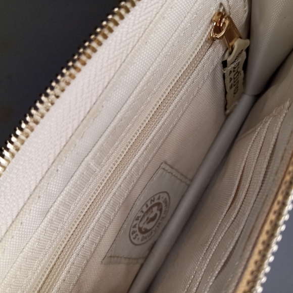 NEW Spartina 449 Tidalholm White Blue Floral Embossed Leather Wrislet Bag - Picture 3 of 6